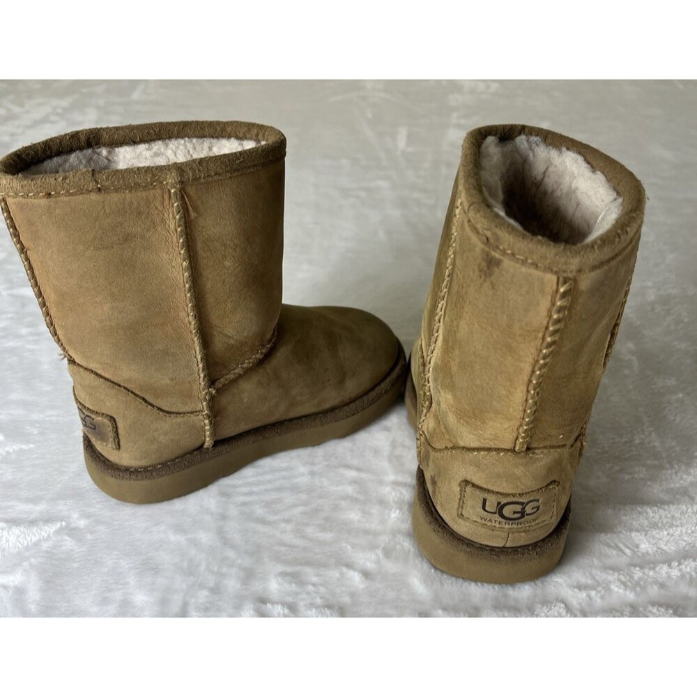 UGG Classic Little Girls Boots Tan Brown Shearling Lined Size 8
